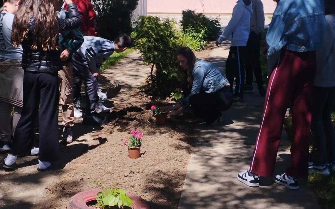 Пролећно уређење школског дворишта: Еколошка акција наших ученика